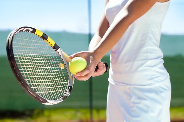 Schläger und Tennisball — Stockfoto