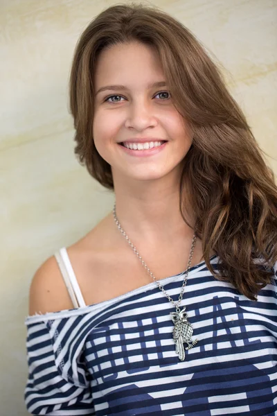 Spokojený úsměv dospívající dívka — Stock fotografie