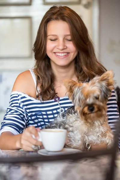 Feliz sorrindo adolescente menina segurando pouco cão — Fotografia de Stock