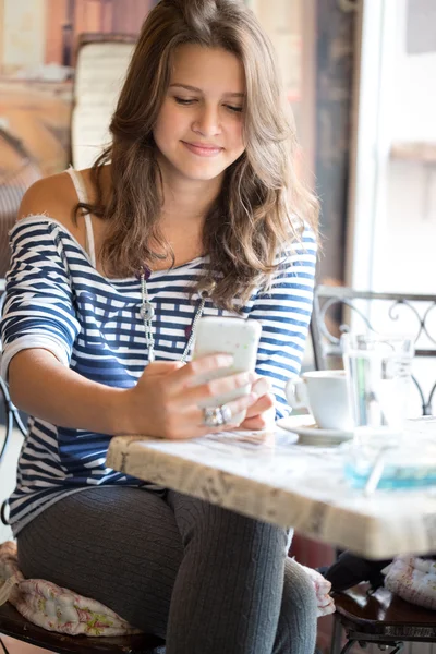 Tiener meisje in café — Stockfoto