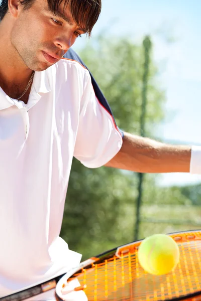 Jugador de tenis golpeando la pelota — Foto de Stock