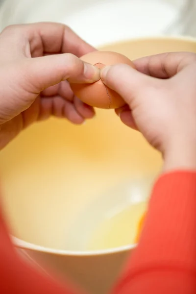 Cook hands cracking eggs — Stock Photo, Image