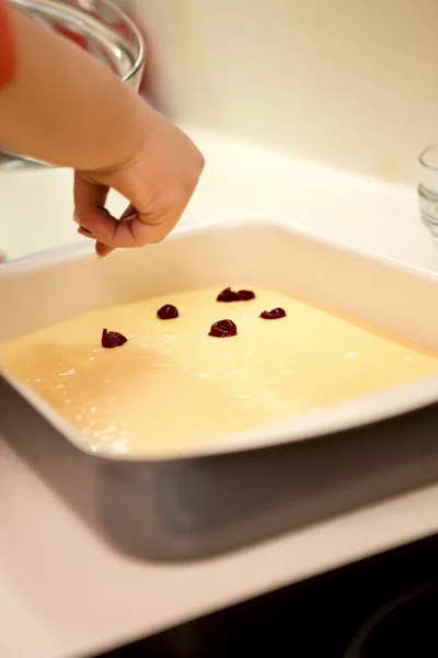 Preparação de bolo de esponja de cereja — Fotografia de Stock