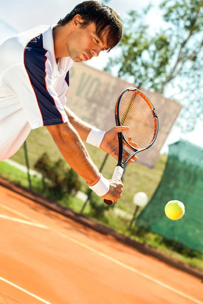 Man playing tennis — Stock Photo, Image