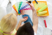 Paar wählt Farben, um neues Haus zu streichen