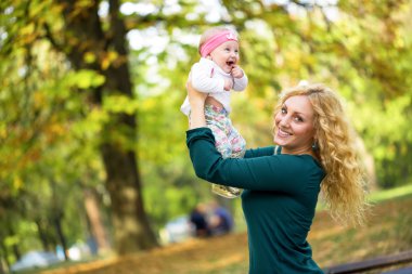 Anne ve bebek Park'ta eğleniyor 