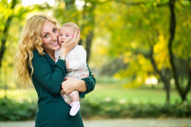 genç anne ile bebek portresi