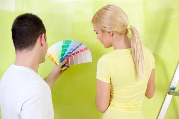 Couple  with color samples to paint — Stock Photo, Image