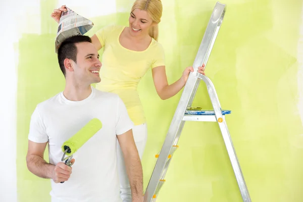 Laughing couple painting together — Stock Photo, Image