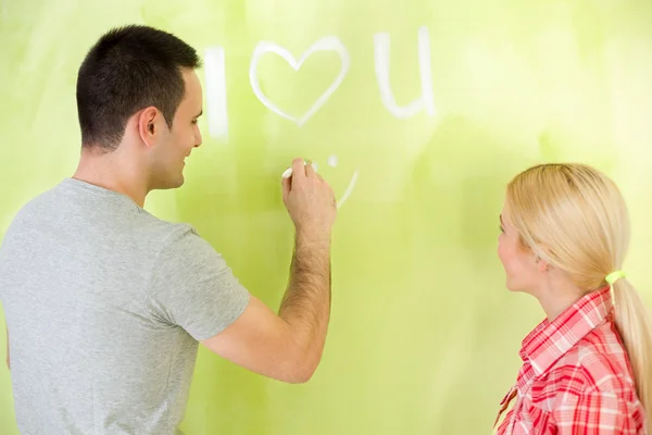 Pareja romántica renovando casa — Foto de Stock