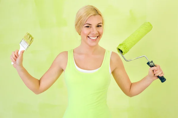 Mulher feliz com equipamento para pintura — Fotografia de Stock