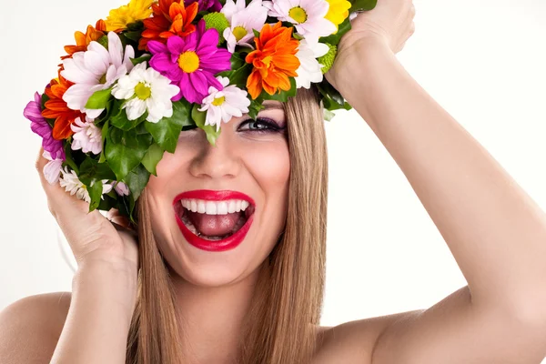 Femme riante avec couronne de fleurs — Photo