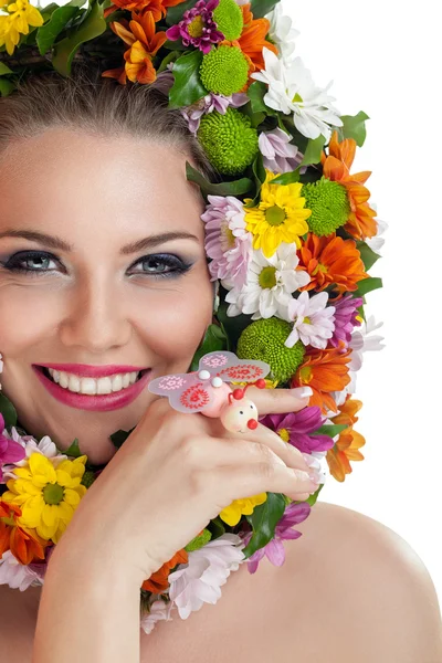 Donna sorridente con fiori — Foto Stock