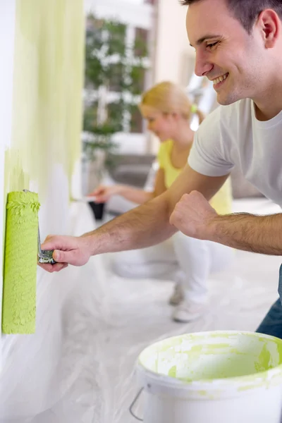 Smiling couple painting — Stock Photo, Image