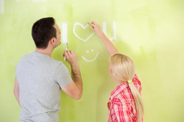 愛のカップルが彼らの家を塗る — ストック写真