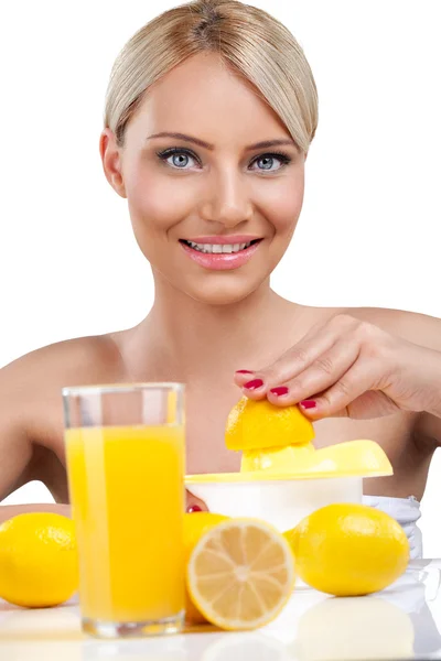 Hermosa mujer haciendo limonada —  Fotos de Stock