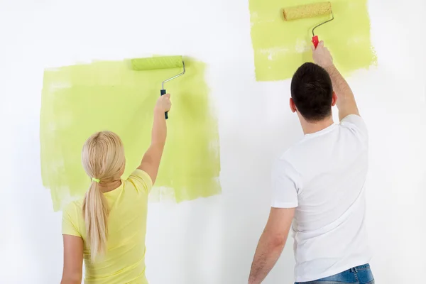 Parede de pintura de casal em casa — Fotografia de Stock