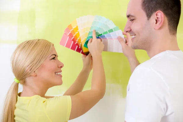 Couple souriant avec échantillons de couleur — Photo