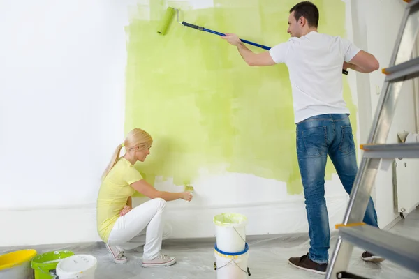 Young couple painting wall — Stock Photo, Image