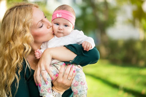 Mother kiss baby in  hands — Stock Photo, Image