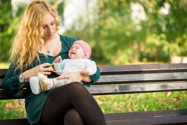 Mom soothes a crying baby — Stock Photo, Image