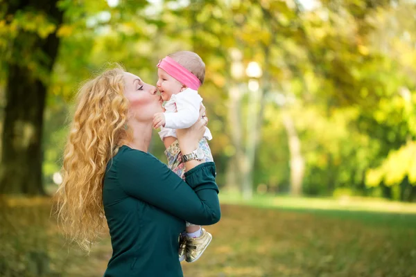 Mother and baby kissing in nature outdoor — Stock Photo, Image