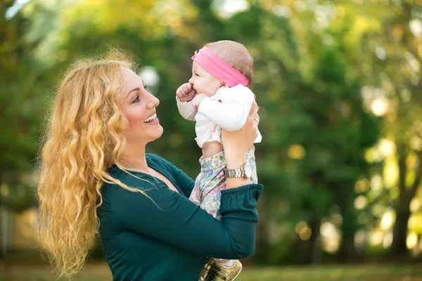 Mamma con bambino all'aperto — Foto Stock