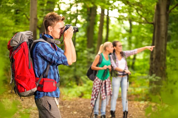 Photographer taking photo during hike — Stock Photo, Image