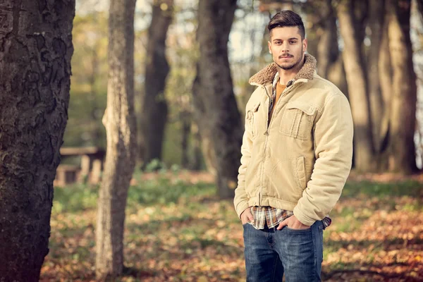 Schöner Mann im Herbstpark — Stockfoto