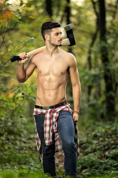 Man with axe in forest — Stock Photo, Image