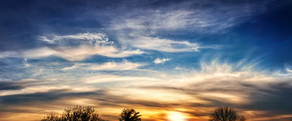 夕阳的天空以戏剧性的云-全景 — 图库照片