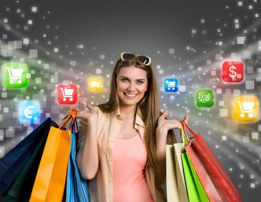 Mutlu Kadın internetten alışveriş yapıyor