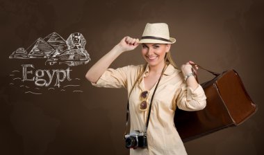 güzel kadın turist ile çizmek piramitler ve büyük Sfenks 