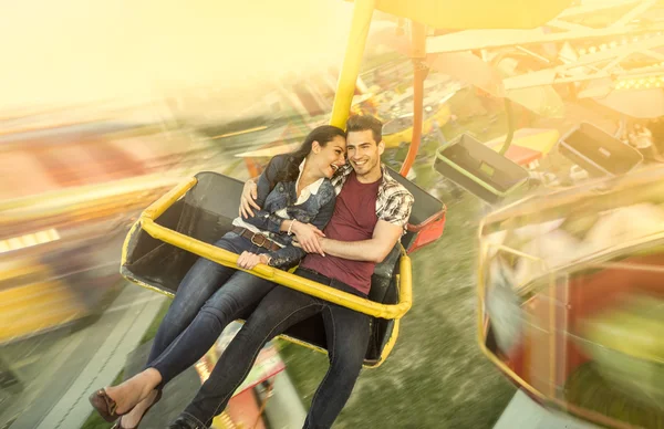 Happiness couple riding on ferris wheel — Stock Photo, Image