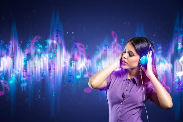 Woman enjoying in music — Stock Photo, Image