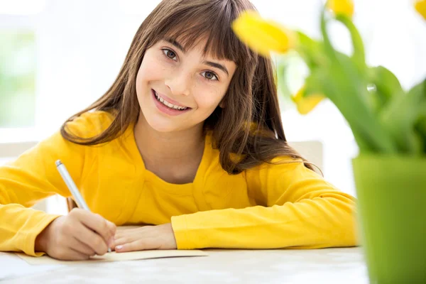 Симпатичная маленькая девочка пишет — стоковое фото