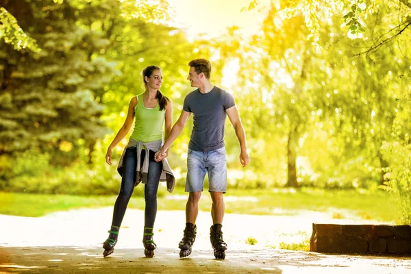 若いカップルは公園でスケート — ストック写真