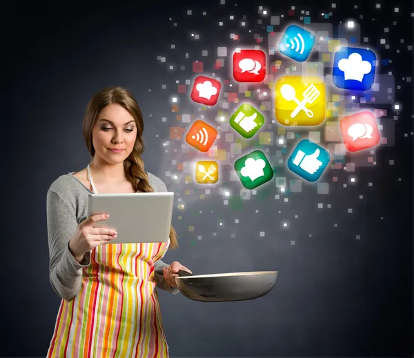 Mujer joven cocinando usando la tableta —  Fotos de Stock