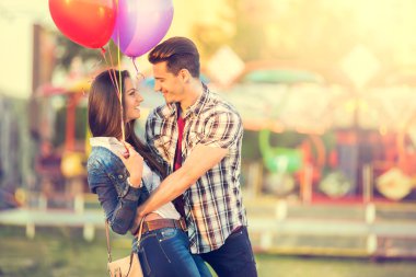 Birbirimizi kucaklama içinde Romantik Çift