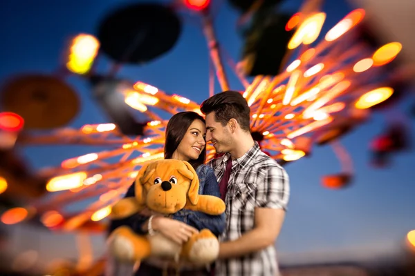 Couple affectueux visitant un parc d'attractions - tirer avec l — Photo