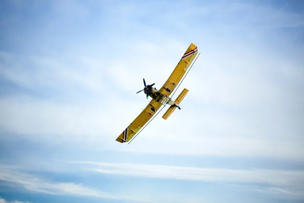 Flugzeug fliegt in den Himmel — Stockfoto