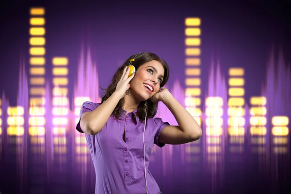 Chica feliz con auriculares escuchando música —  Fotos de Stock