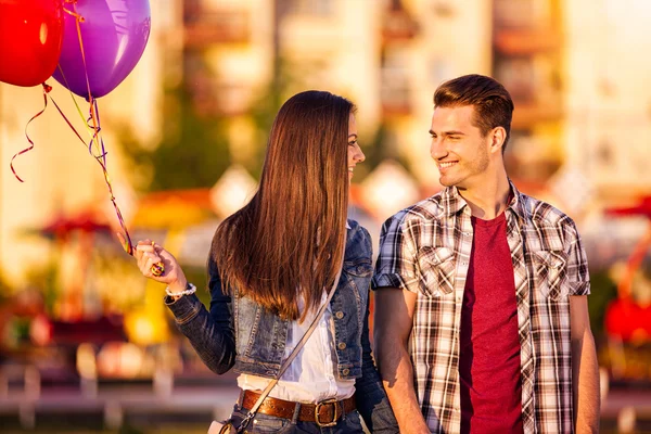 Couple heureux se regardant — Photo