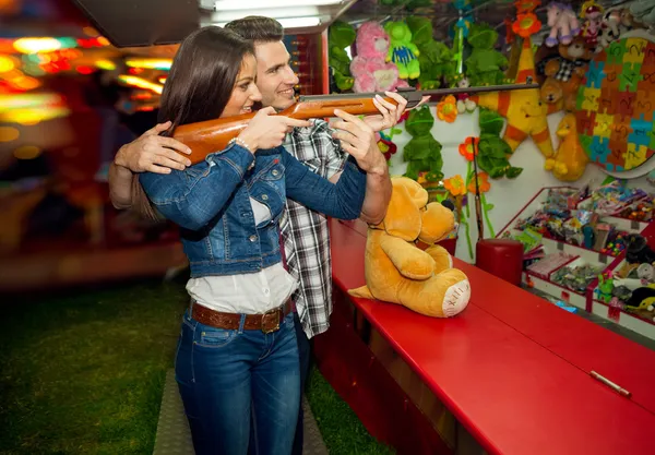 Pareja divirtiéndose en el parque de atracciones — Foto de Stock