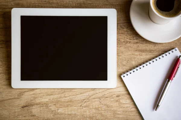 Tablet na dřevěný stůl — Stock fotografie