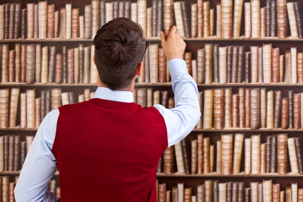 Studente in biblioteca — Foto Stock