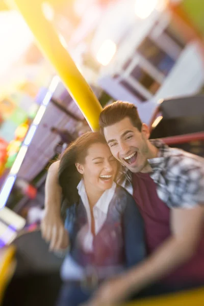 Счастливой паре нравится кататься на колесе обозрения — стоковое фото