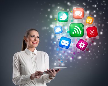 tablet ve renkli medya simgeleri olan kadın