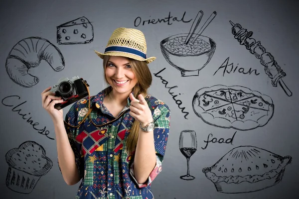 Gıda fotoğrafçı - ile güzel kadın turist çekmek farklı türü — Stok fotoğraf