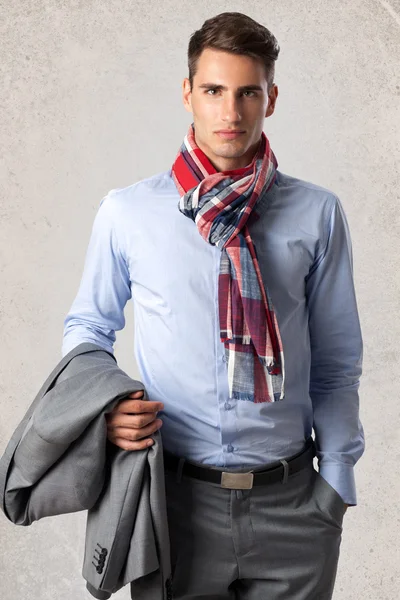 Elegantní mladý muž oblečený — Stock fotografie